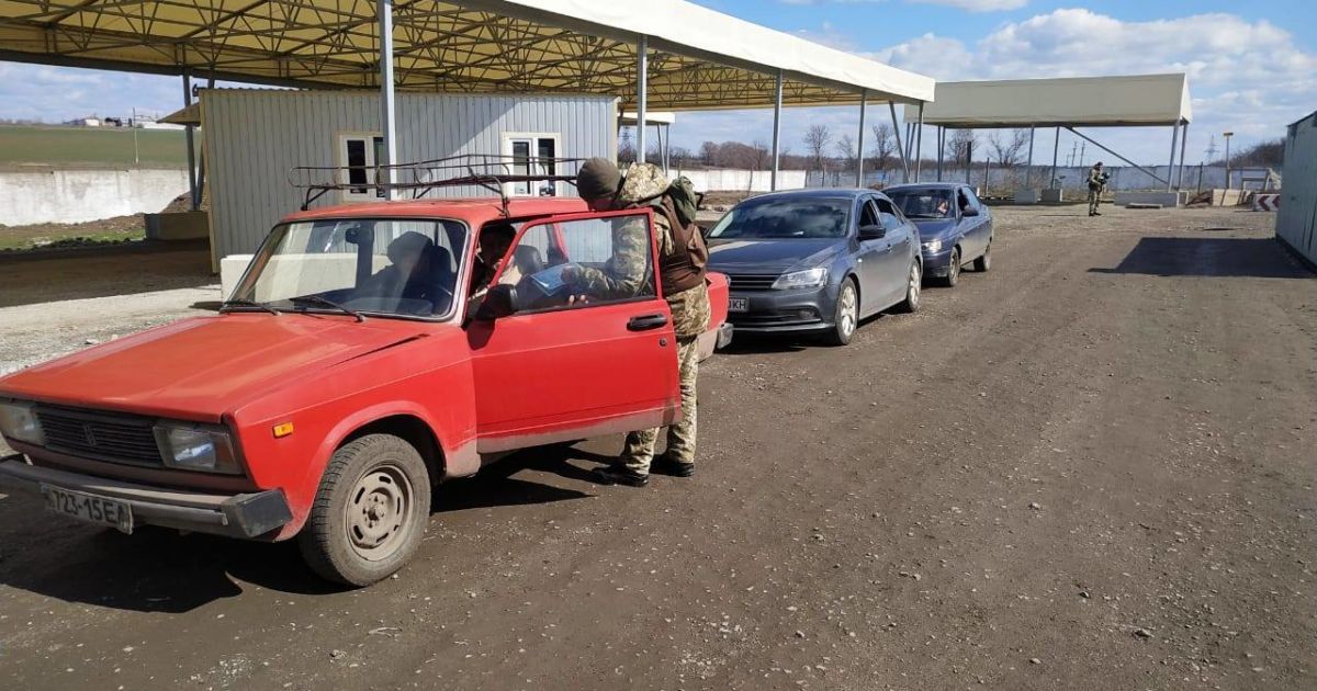 На Донбассе временно закрывают пункт пропуска “Гнутово”