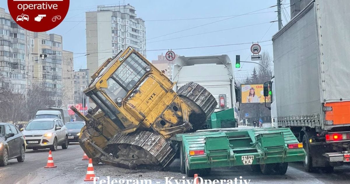 "Прибило б миттєво": у Києві посеред дороги випав величезний бульдозер (фото)