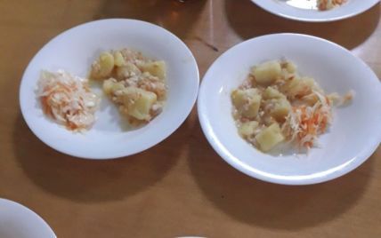 Не поделили котлеты: в школе в Киеве повара и уборщица устроили драку (фото)