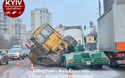 "Прибило бы мгновенно": в Киеве посреди дороги выпал огромный бульдозер (фото)