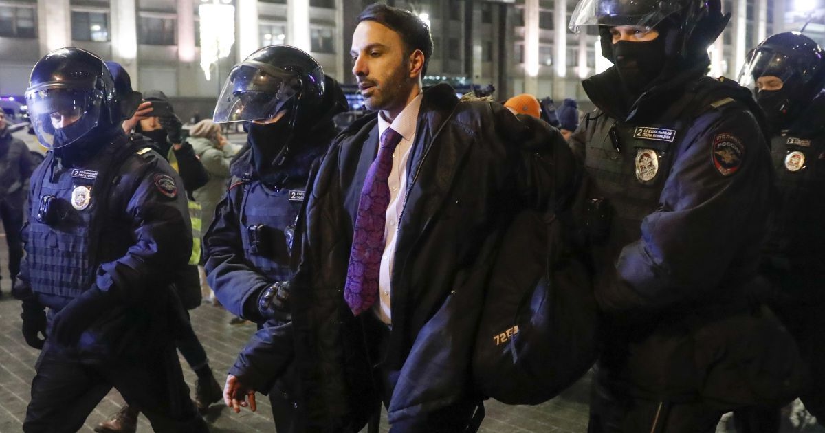 Беззаконня і масові затримання: у РФ протестувальників заганяють у провулок і вантажать у автозаки (фото, відео)