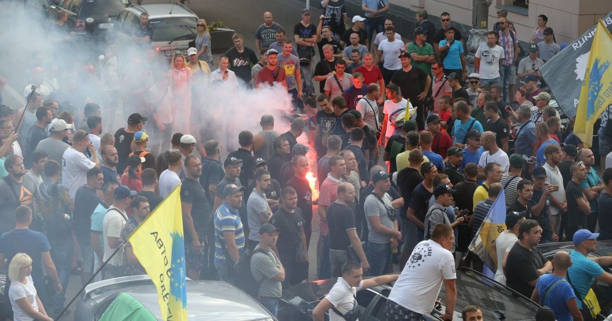 Мітинг "євробляхарів". В урядовому кварталі авто збило людину