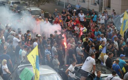 "Евробляхари" заблокировали Раду и избили авто главы комитета