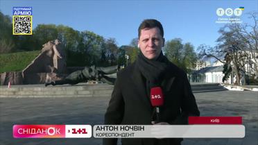 У столиці демонтували бронзову статую двох робітників