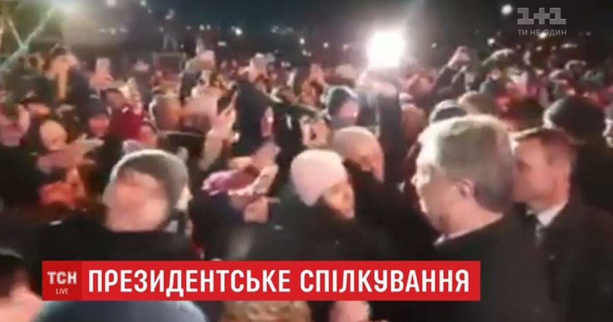 До соцмереж потрапили відео з дивною поведінкою Порошенка на зустрічах з українцями