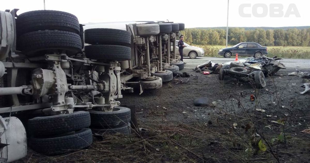В России из-за лопнутого колеса грузовик раздавил два авто – погибли восемь человек