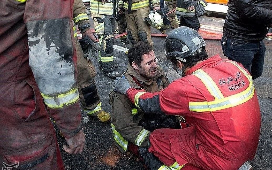 Раненых пожарных госпитализировали / © Reuters