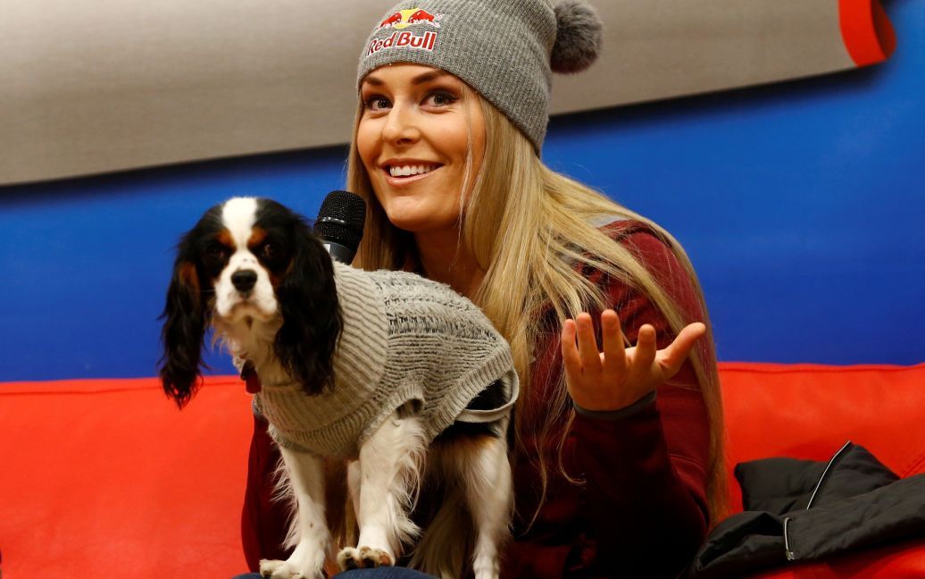 Американська лижниця Ліндсі Вонн і її собака Люсі під час прес-конференції на етапі Кубка світу з гірских лижів в Австрії. / © Reuters