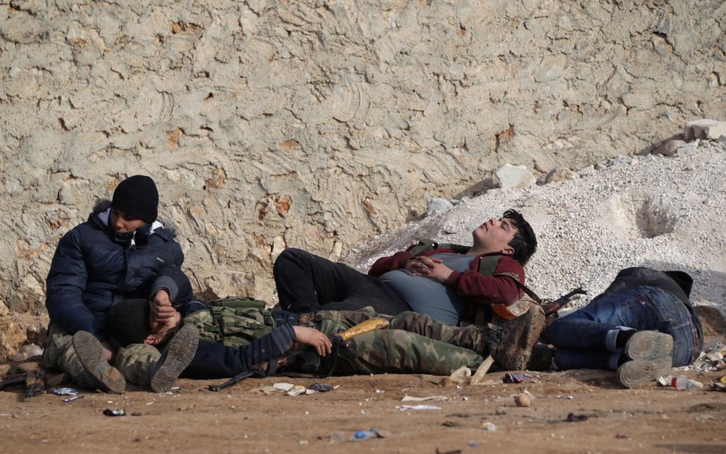 Бійці Вільної сирійської армії відпочивають під час наступу на захоплене бойовиками &ldquo;ІД&rdquo; місто Квабасін на півночі Сирії. / © Reuters