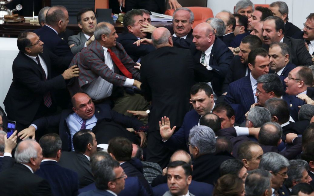 Народні депутати від правлячої партії та головної опозиційної партії б&#039;ються під час дебатів щодо запропонованих конституційних змін в турецькому парламенті в Анкарі, Туреччина. / © Reuters