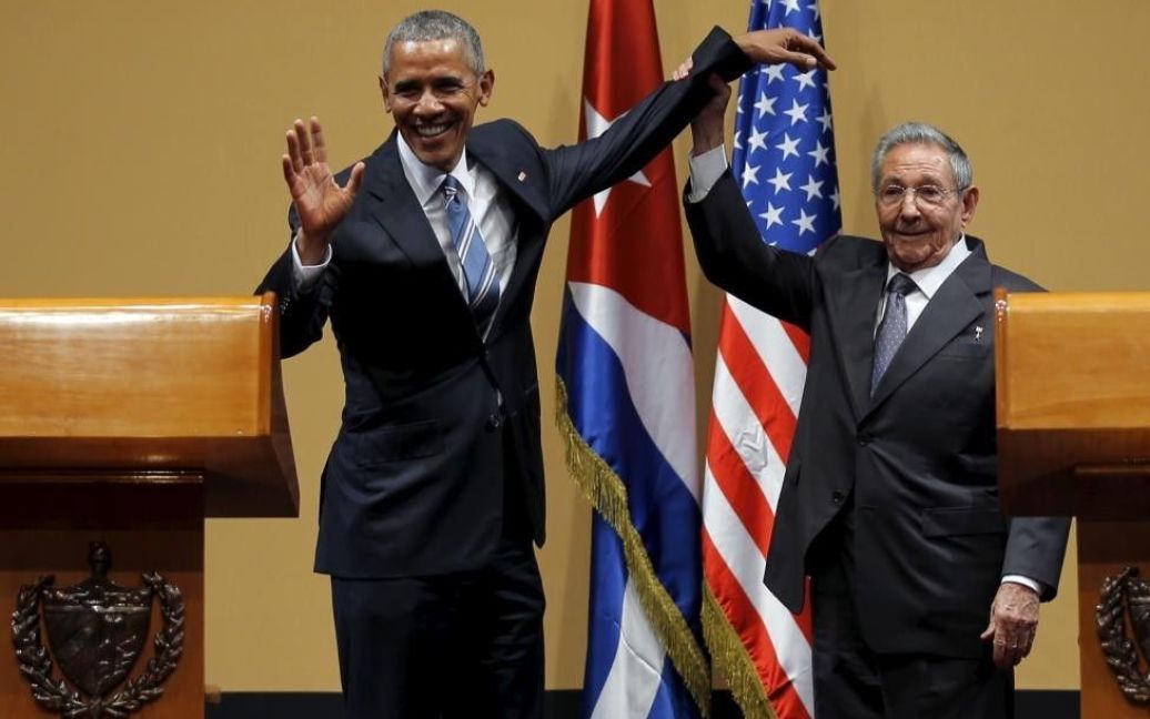 У Обамы и президента Кубы Рауля Кастро были в отношениях и взлеты и падения, с тех пор как Обама пришел к власти. Президент США  открыто похвалил Кастро в открытом  обсуждении разногласий, но он отметил, что "полный расцвет" отношений произойдет только с прогрессом по вопросу о правах. В не совсем неподходящий момент, как пресс-конференция закончилась, Кастро поднял руку Обамы в воздухе, чтобы сформировать &ldquo;победный салют&rdquo;. Обама сопротивлялся, но дал поднять в воздух свою руку . / © Reuters