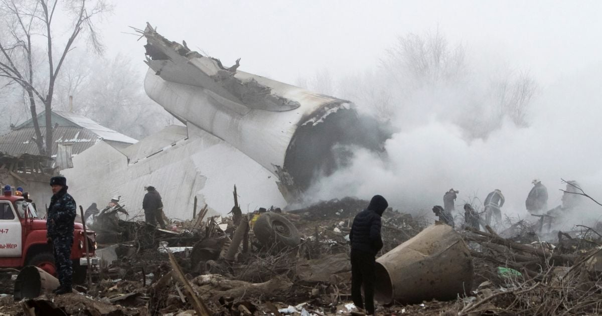 Разрушенные дома, сгоревшие авто и множество обломков. Reuters показало место трагедии турецкого Boeing