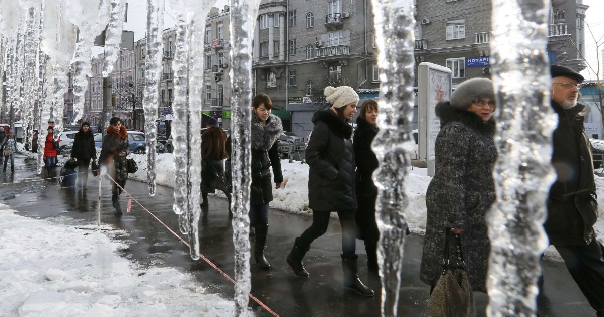 У Києві вже є травмовані від падіння бурульок та крижин із дахів