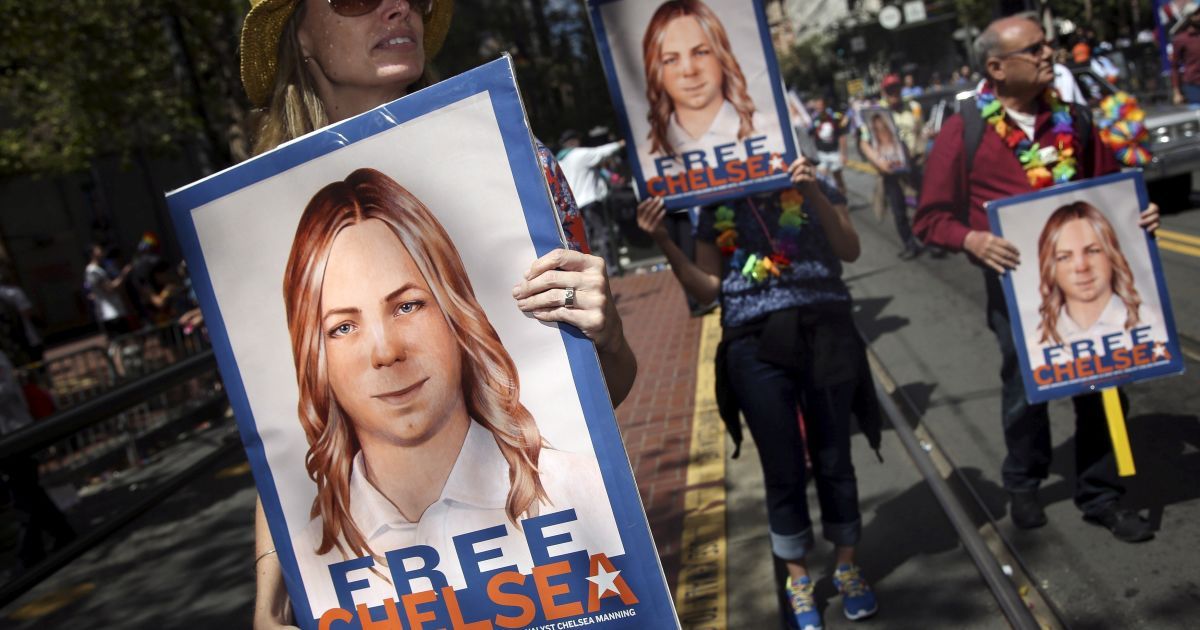 Обама суттєво скоротив термін ув'язнення інформатору WikiLeaks, який у тюрмі став жінкою