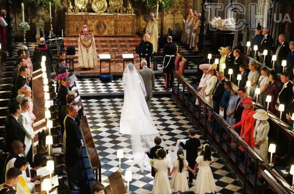 Меган Маркл йде до вівтаря з королем Чарльзом на своєму весіллі з принцем Гаррі, 2018 рік / © Getty Images