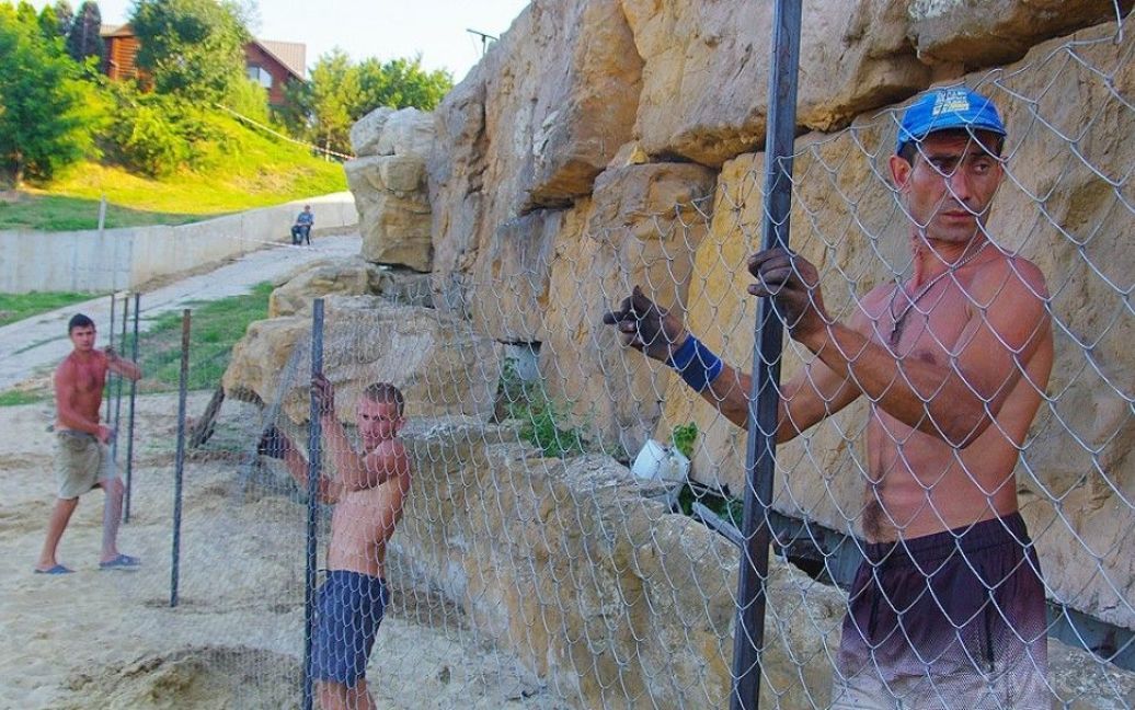 На пляже олигарха снова появился забор / © Думская