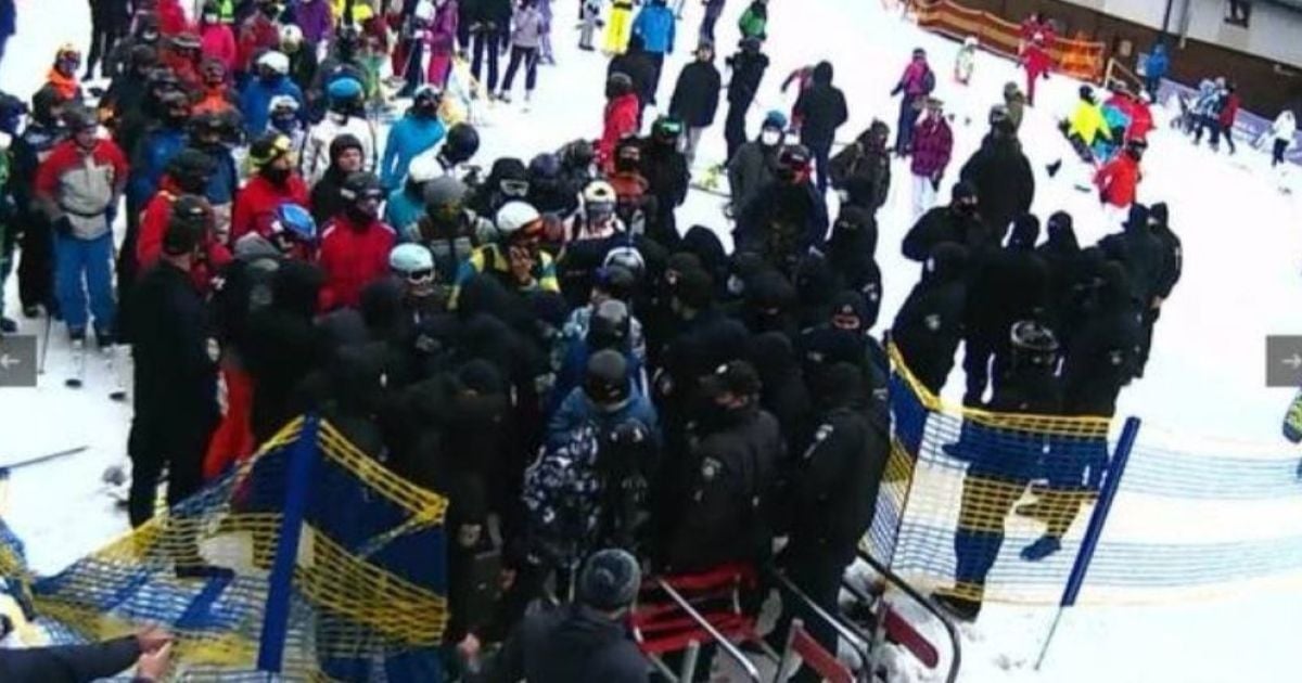 Полиция заблокировала работу подъемника на "Буковеле", а разгневанные отдыхающие ломали забор