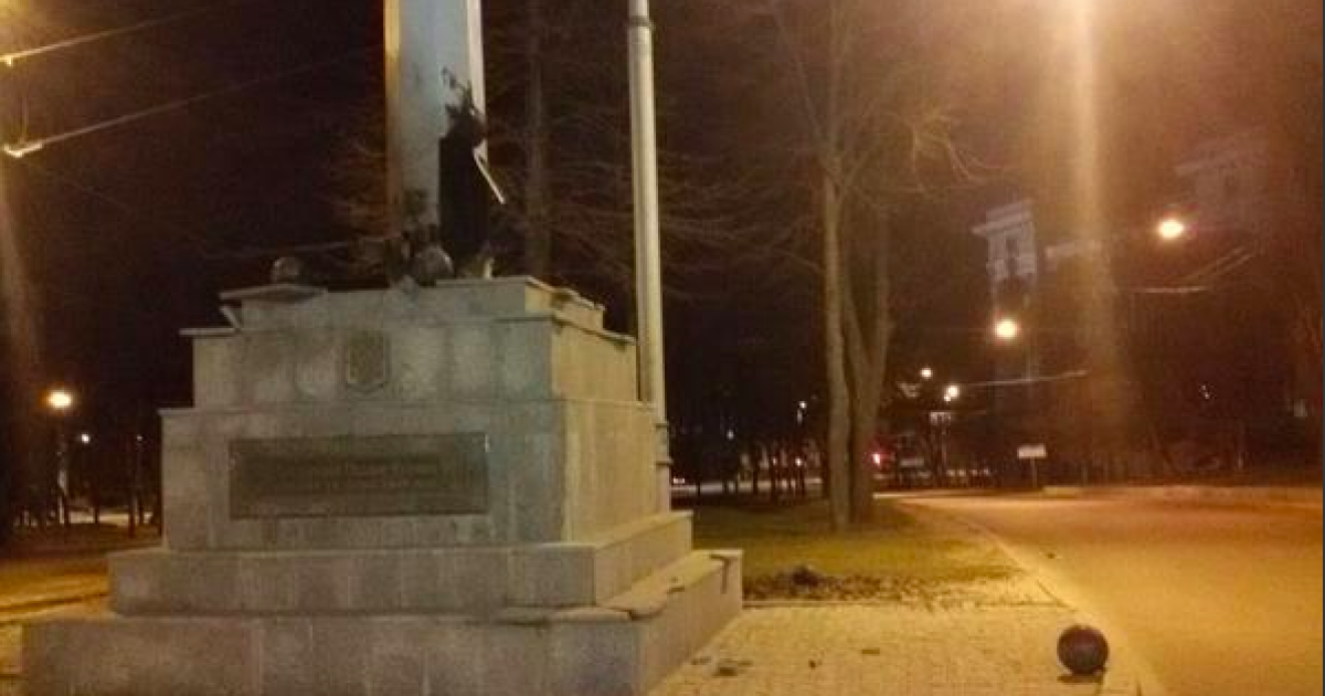 Підірвали стелу із прапором