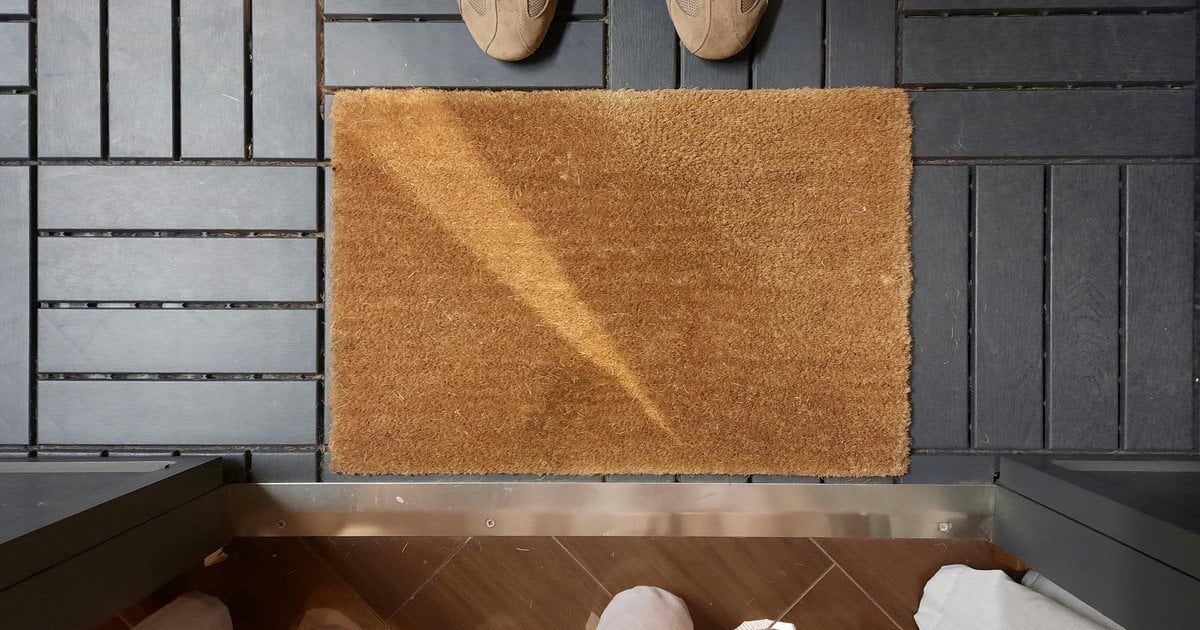 Чому не можна сидіти на порозі