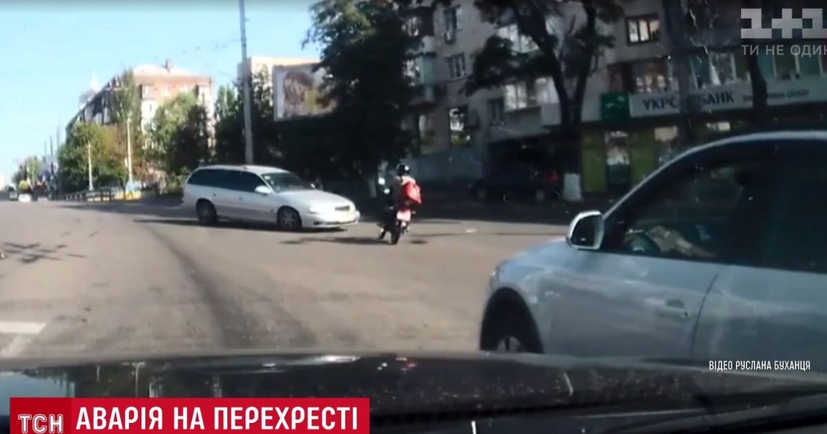 Многократное сальто: в Киеве легковушка подняла в воздух мотоциклиста