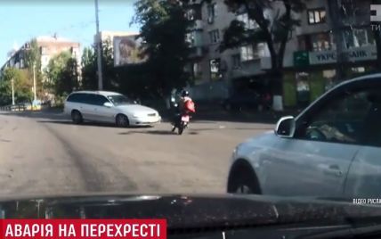 Многократное сальто: в Киеве легковушка подняла в воздух мотоциклиста