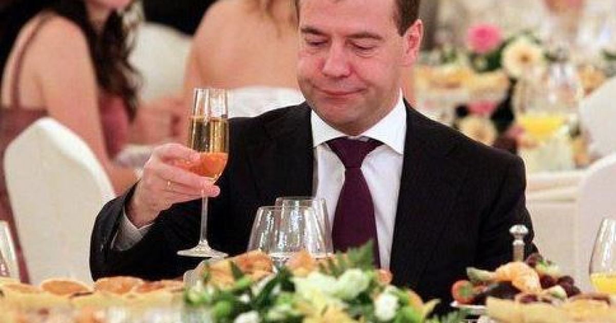 Над Медведевым смеются юзеры