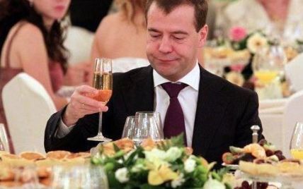 50 – оттенку Путина. В Сети смеются из-за юбилея Медведева