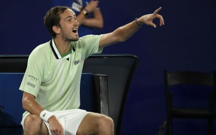 "Ты тупой? На меня смотри": российский теннисист позорно вызверился на судью в матче Australian Open
