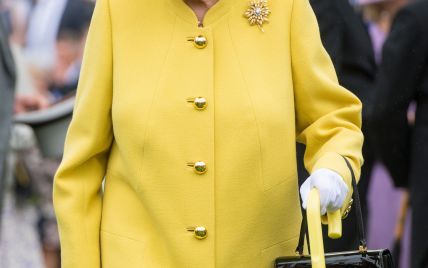 В желтом пальто и с ярким макияжем: 91-летня королева Елизавета II на второй чайной вечеринке
