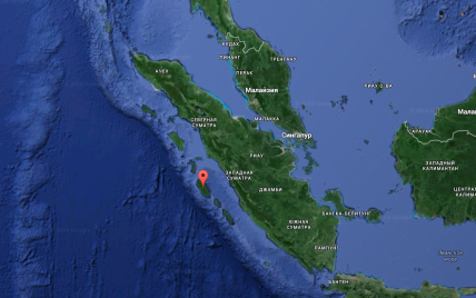 В Индонезии в эпицентре землетрясения люди в панике бегут в горы, а больницы эвакуируют