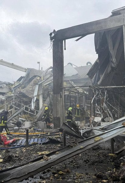 Росіяни посеред дня вдарили по гіпермаркету "Метро" на заході України – перші деталі і фото