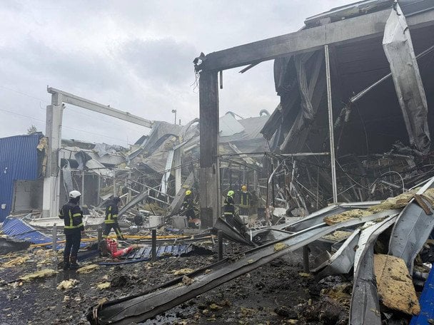 Росіяни посеред дня вдарили по гіпермаркету "Метро" на заході України – фото, відео (оновлено)