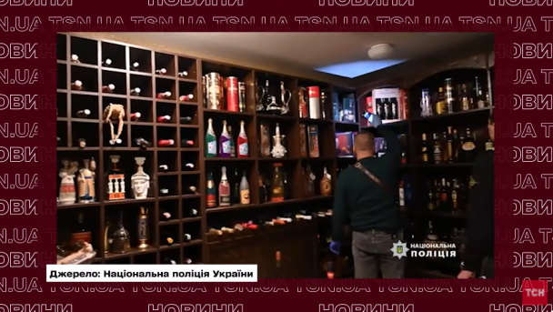 Погреб з елітним алкоголем в домі організатора схеми / © Національна поліція України