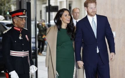 Новости из жизни Сассексов: принц Гарри прилетел в Канаду, а герцогиня Меган была замечена на прогулке с сыном