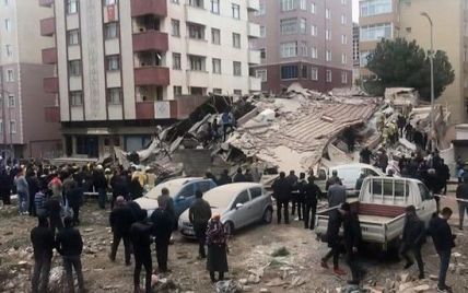 В Стамбуле рухнул восьмиэтажный дом: есть погибший