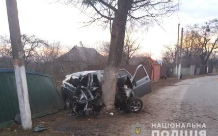 Ужасное ДТП на Киевщине: легковушка ночью влетела в дерево – пятеро погибших