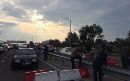 На границе с Польшей стоят около тысячи автомобилей