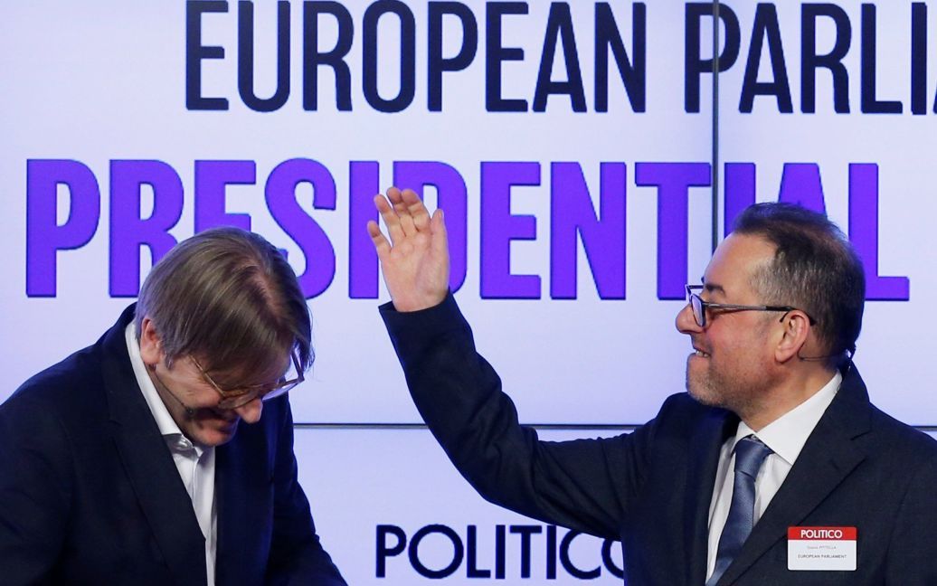 Кандидаты на должность президента Европарламента Ги Верхофстадт и Джанни Пітелла во время дебатов, организованных политической новостной организацией POLITICO в Брюсселе, Бельгия. / © Reuters