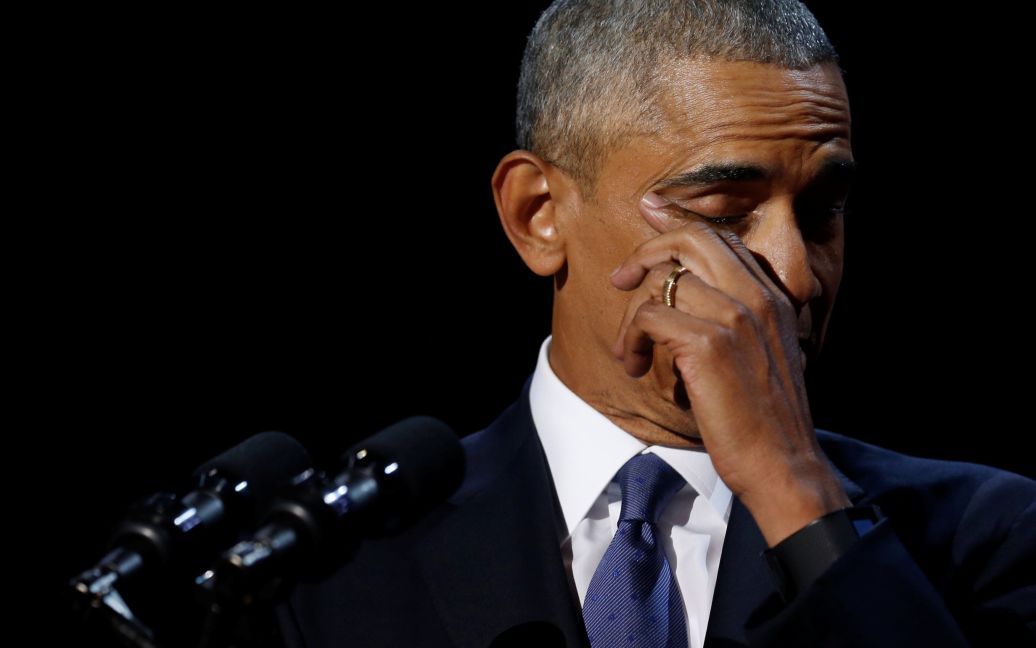 Президент США Барак Обама вытирает слезы во время своей прощальной речи в Чикаго. / © Reuters