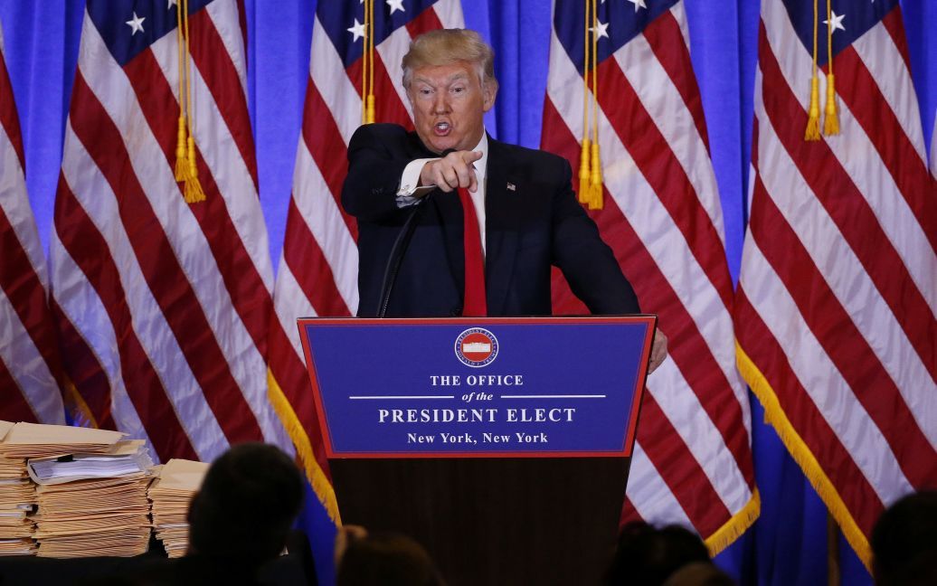 Избранный президент США Дональд Трамп спорит с репортером во время пресс-конференции в вестибюле Trump Tower в Манхеттене, Нью-Йорк, США. / © Reuters