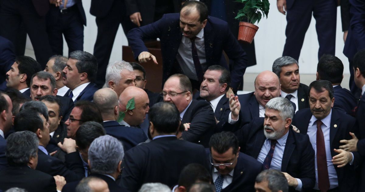 Турецький парламент після бійок схвалив статті, що розширять повноваження Ердогана