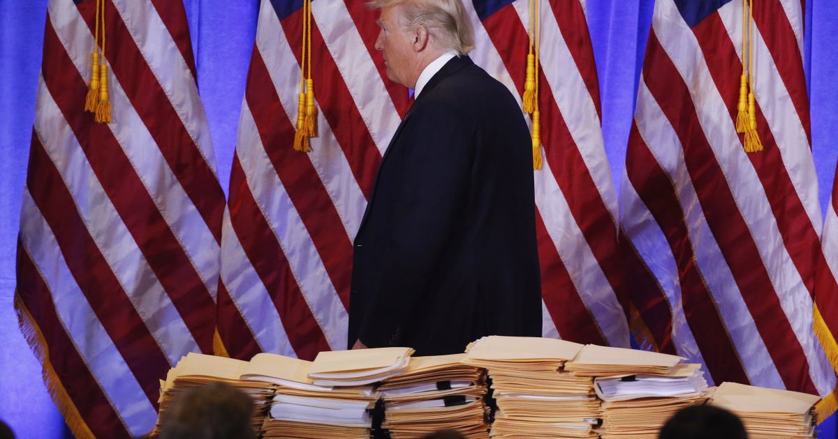 Акция триколора: на конференции с участием Трампа раздавали флаги РФ