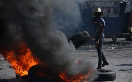 На Гаити вспыхнули кровавые протесты из-за повышения цен на топливо