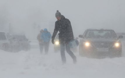 "За Ющенка такого не було": у соцмережах кепкують із заторів у заваленому снігом Києві