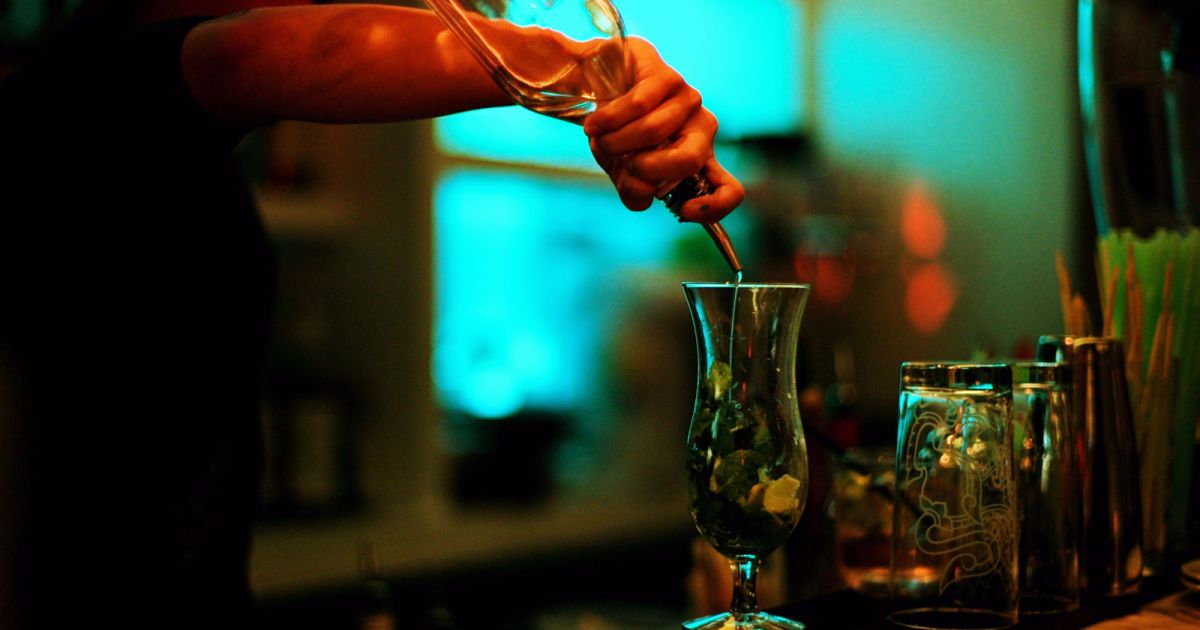Смешал алкоголь в гремучую смесь и сел за руль: в Киеве задержали "водителя-купажиста"