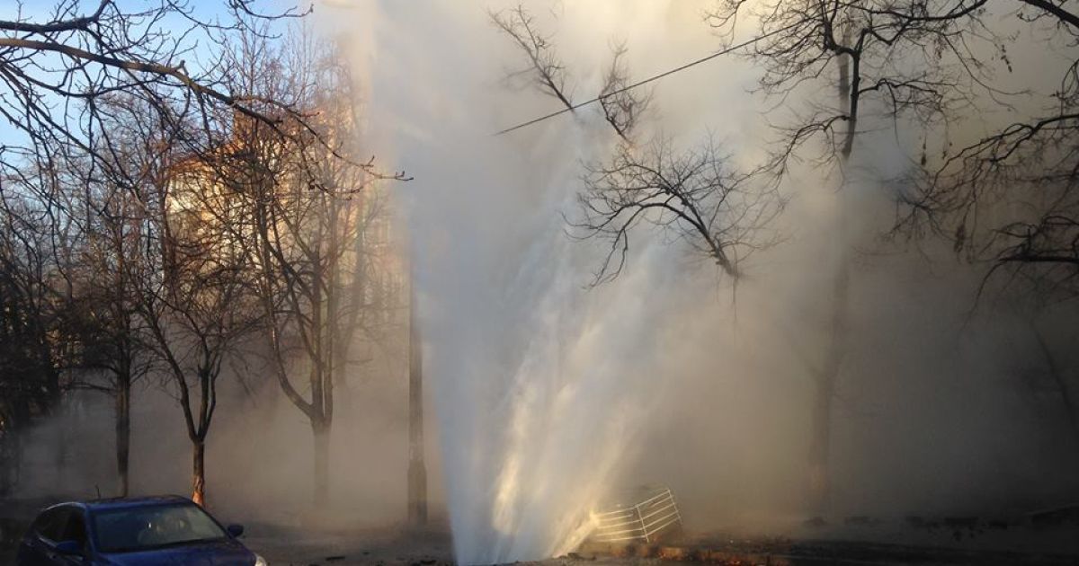 На Академіка Філатова в Києві з-під асфальту б&rsquo;є потужний фонтан / © dreamkyiv.com