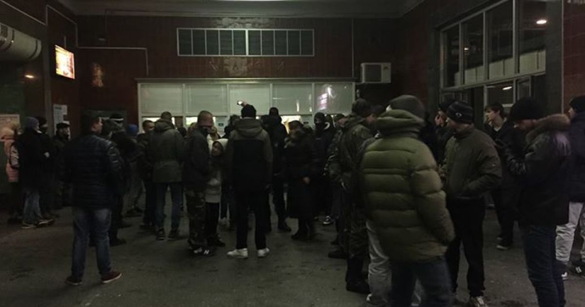 Активісти заблокували вхід до метро, протестуючи проти підвищення тарифів.