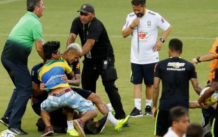 Вболівальники збірної Бразилії вибігли на поле і збили з ніг Неймара