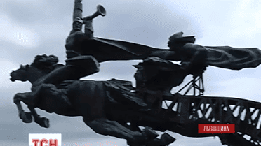 На Львівщині мисливці за кольоровим металом почали розбирати монумент Семена Будьонного