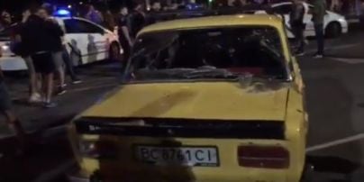В Ровно дрифтер наехал на полицейского, неизвестные в балаклавах разбили машины участников гонок